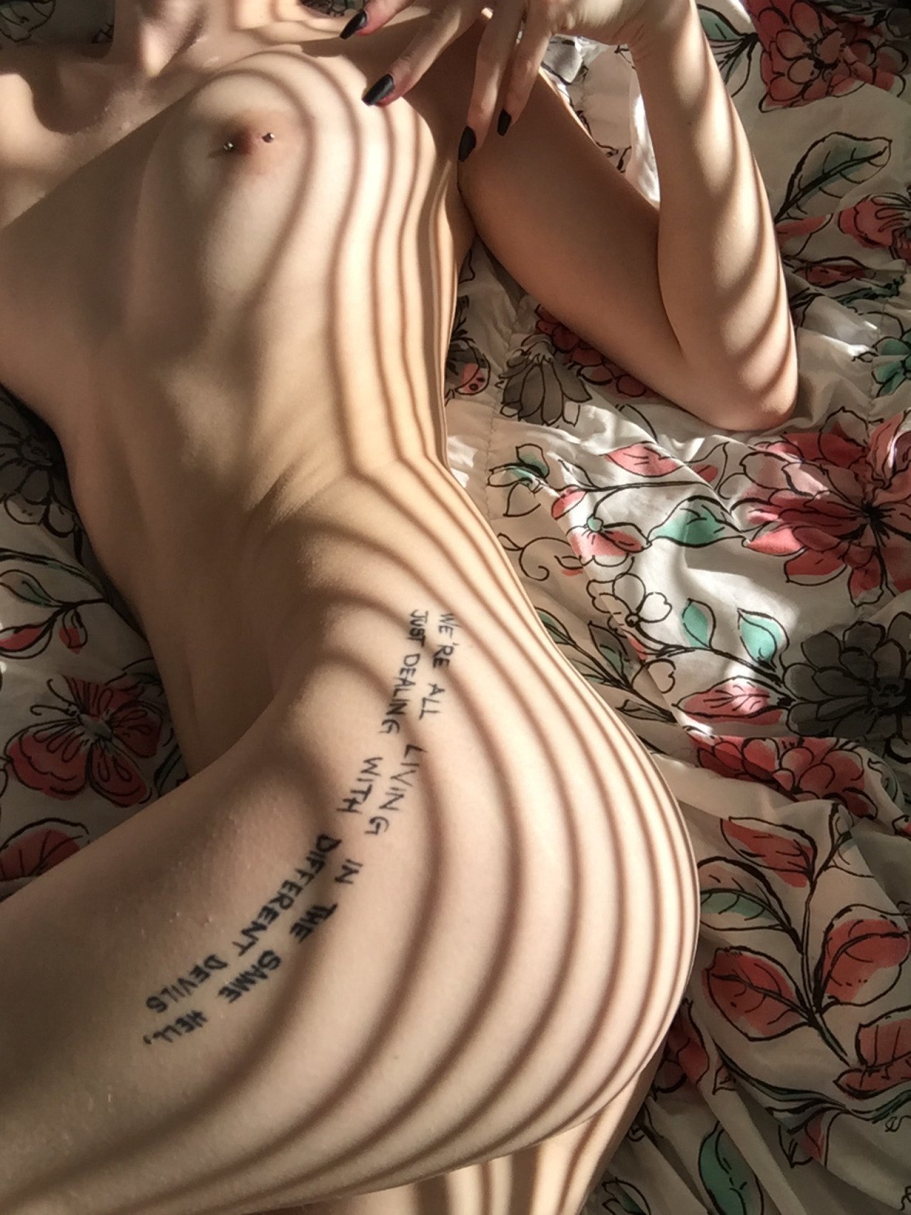 Подборка обнаженных телок с татуировками на теле 6 фото