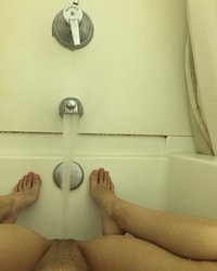 Девушки с сексуальными ножками регулярно фоткают пилотки 4 фото