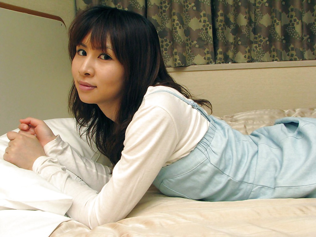 Азиатка с волосатой пилоткой позирует на кровати 2 фото