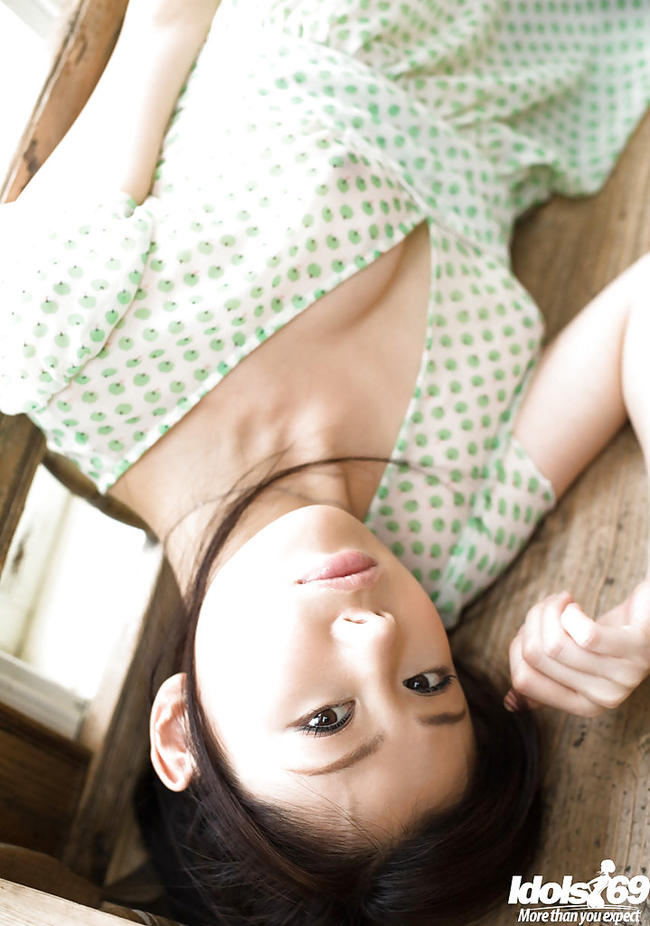 Takami Hou показывает стриптиз в сексуальной рубахе 8 фото