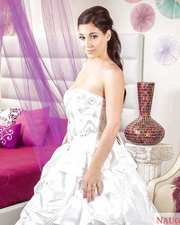 Невеста в красивом платье раздевается в своей комнате 4 фото