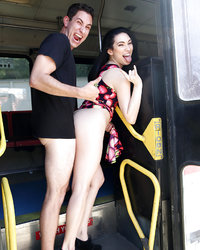Aria Alexander занялась сексом с партнером в общественном транспорте 2 фотография