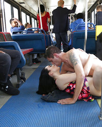 Aria Alexander занялась сексом с партнером в общественном транспорте 7 фото