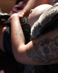 Татуированная мамаша в маске отсасывает член хахаля 9 фотография