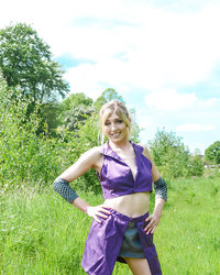 Jessica Jensen в фиолетовом наряде позирует посреди поля 2 фото