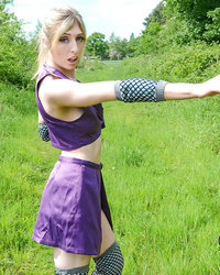 Jessica Jensen в фиолетовом наряде позирует посреди поля 15 фотография