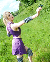Jessica Jensen в фиолетовом наряде позирует посреди поля 16 фото