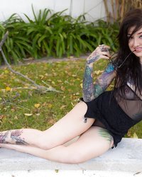 Татуированная Эмо баба показывает киску посреди двора 6 фото