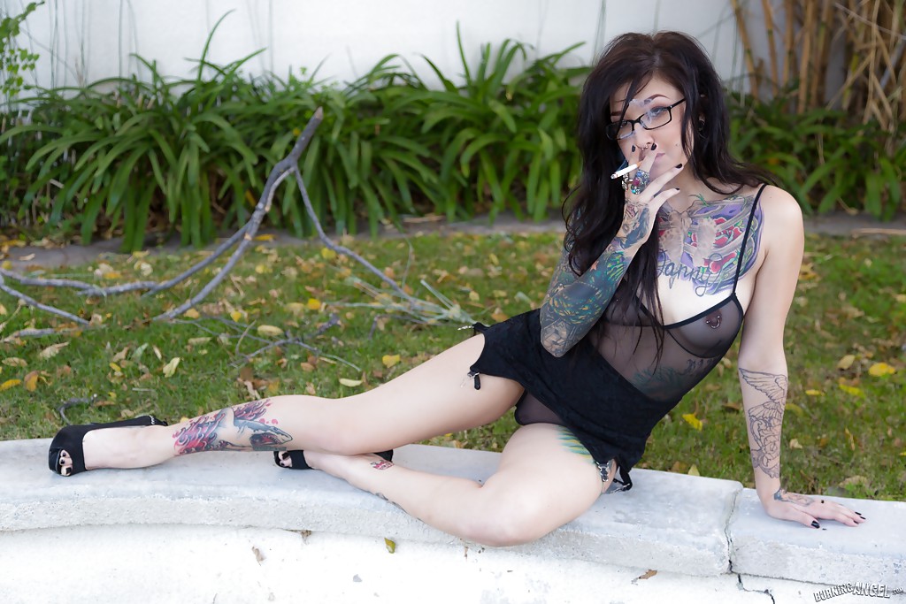 Татуированная Эмо баба показывает киску посреди двора 1 фото