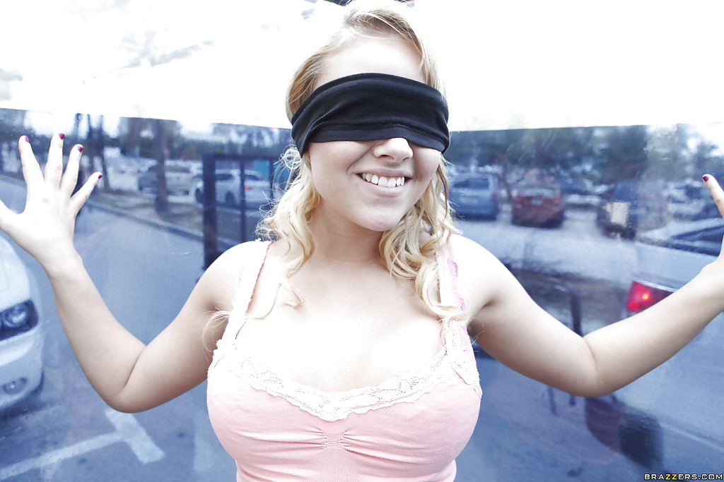 Alexis Monroe с завязанными глазами светит упругими дойками 4 фото