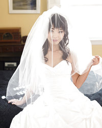 Marica Hase снимает перед камерой свадебное платье 1 фотография