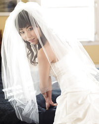 Marica Hase снимает перед камерой свадебное платье 2 фотография