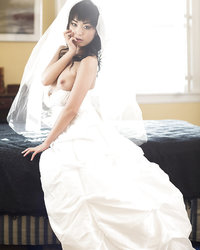 Marica Hase снимает перед камерой свадебное платье 4 фотография