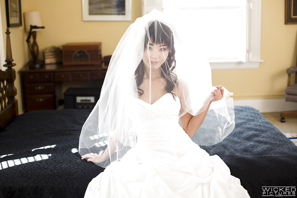 В свадебном платье: 379 HD видео