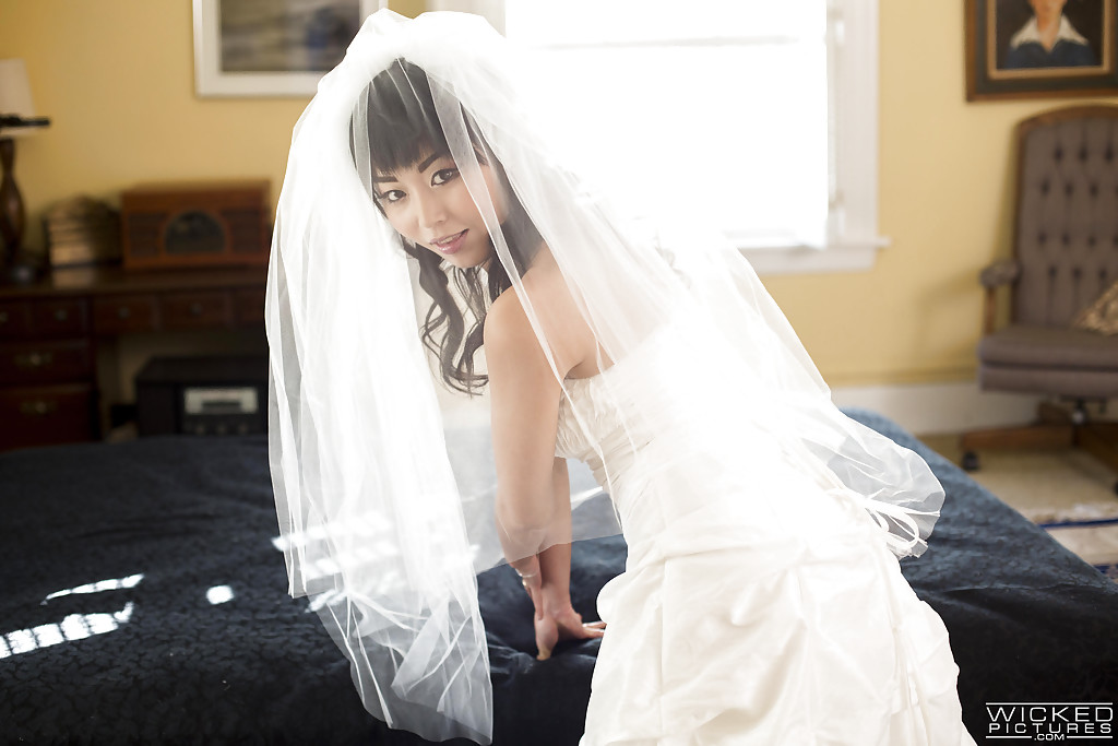 Marica Hase снимает перед камерой свадебное платье 2 фото