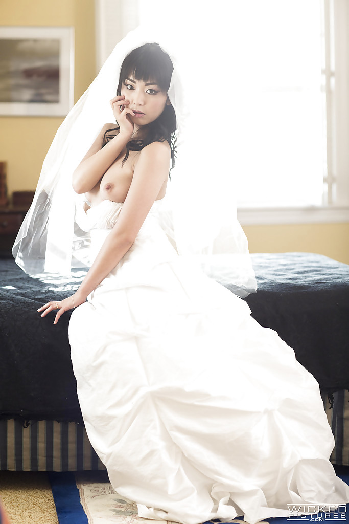 Marica Hase снимает перед камерой свадебное платье 4 фото