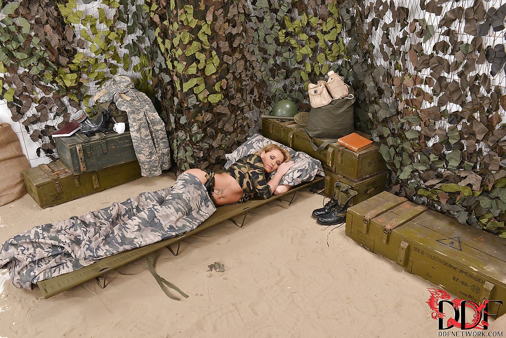 Женщины в военной форме эротика (83 фото)