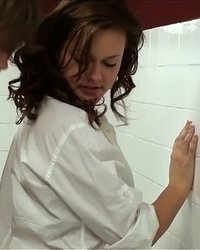 Студент в общественном туалете жарит девку на глазах у ее подруги 3 фотография
