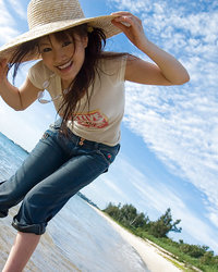 Mari Misaki раздевается на пляже и светит загорелым телом 1 фотография