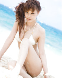Mari Misaki раздевается на пляже и светит загорелым телом 11 фото