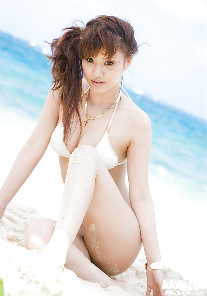 Mari Misaki раздевается на пляже и светит загорелым телом 11 фото