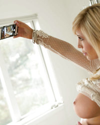 Веселая блондинка перед зеркалом фотографирует голые сиськи 15 фото