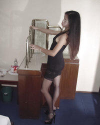 Милая азиатка в чулках светит сиськами перед зеркалом 2 фотография