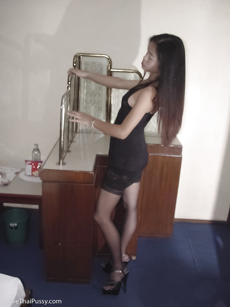 Милая азиатка в чулках светит сиськами перед зеркалом 2 фото