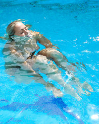 Стройная девушка в обнаженном виде поплавала в бассейне и подрочила киску 5 фото