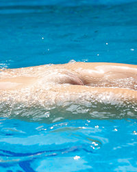 Стройная девушка в обнаженном виде поплавала в бассейне и подрочила киску 6 фотография