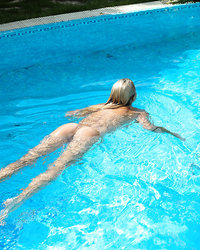 Стройная девушка в обнаженном виде поплавала в бассейне и подрочила киску 11 фотография
