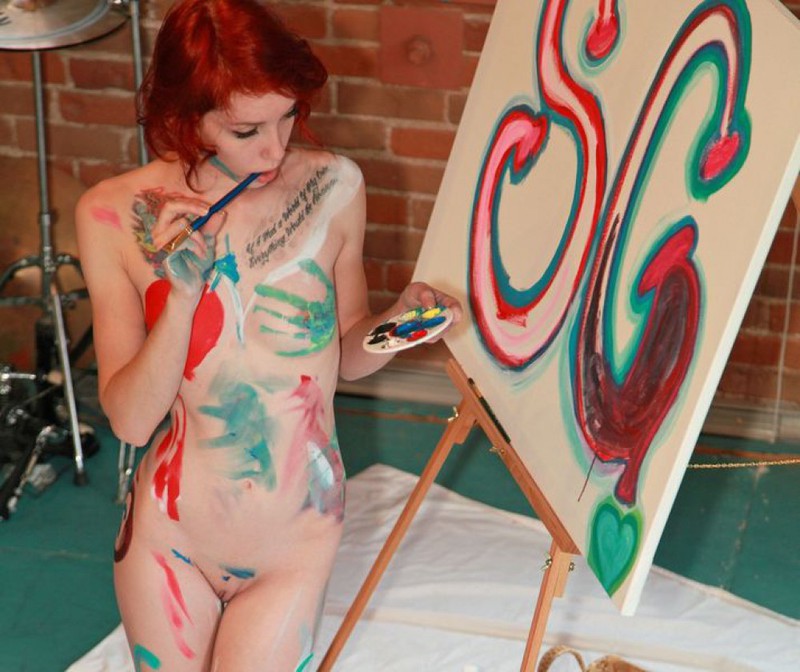 Рыжая художница разделась возле картины и обрисовала свое тело 4 фото