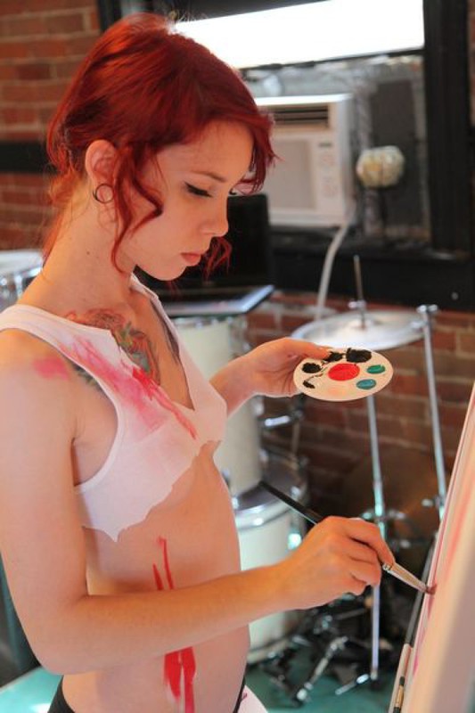 Рыжая художница пишет картину и разрисовывает красками свое обнаженное тело 7 фото