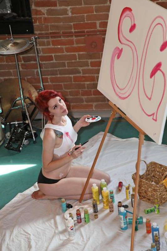 Рыжая художница пишет картину и разрисовывает красками свое обнаженное тело 13 фото