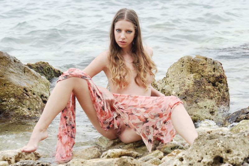 18летняя извращенка раздвигает ноги на камнях у берега моря 14 фото