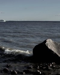 Молодуха на скалистом берегу моря светит обнаженным телом 1 фотография