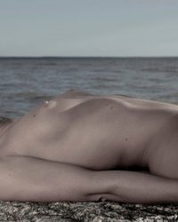 Молодуха на скалистом берегу моря светит обнаженным телом 15 фотография