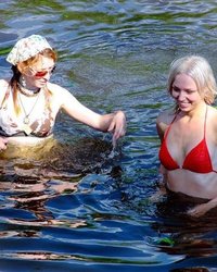 Русские бабы на свежем воздухе демонстрируют свои голые сиськи 1 фото