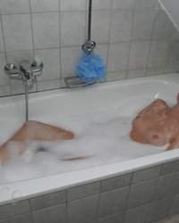Стройная телочка с маленькой грудью сняла одежду и искупалась в ванне 4 фотография