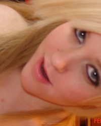Блондинка примеряет эротическое белье и показывает бритую манду 4 фотография