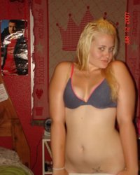 Блондинка примеряет эротическое белье и показывает бритую манду 14 фото