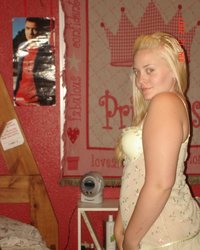 Блондинка примеряет эротическое белье и показывает бритую манду 15 фотография